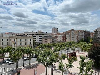 Pis  Calle muro de la mata. Piso orientado al sur, con bonita terraza, seis hb y tres baos.