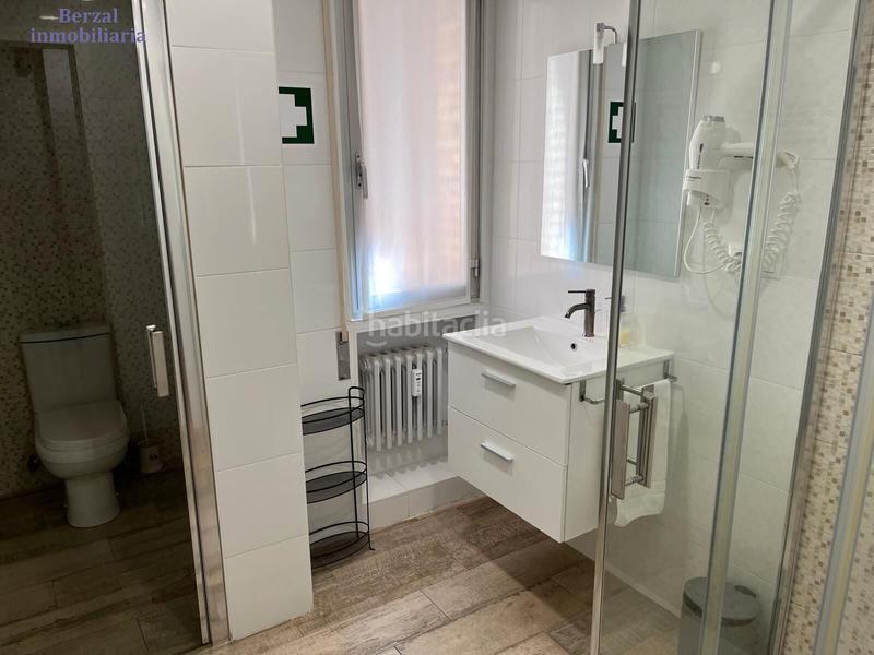 Foto 1e0c8de7-a7df-4ff7-9789-5467fec3d57d. Piso  orientado al sur, con bonita terraza, seis hb y tres baños. en Logroño