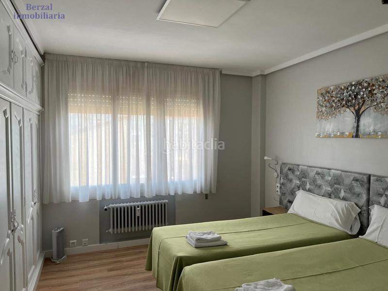 Foto 223d4606-ce86-46f8-8563-814e910b21c6. Piso  orientado al sur, con bonita terraza, seis hb y tres baños. en Logroño