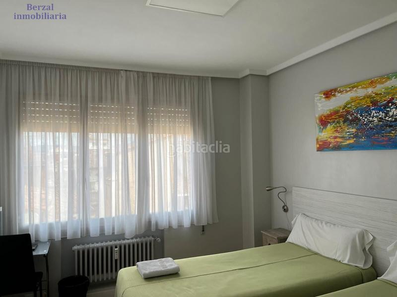 Foto 48f57b55-178e-4206-b267-78e3857aa0d2. Piso  orientado al sur, con bonita terraza, seis hb y tres baños. en Logroño