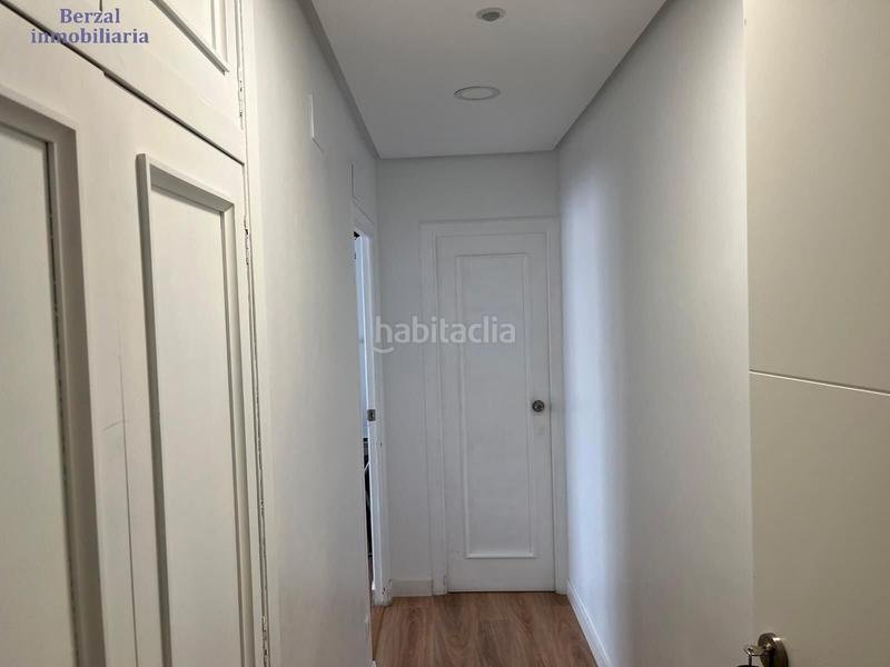 Foto 90e63754-9093-4a55-a55a-a1b278b4f437. Piso  orientado al sur, con bonita terraza, seis hb y tres baños. en Logroño