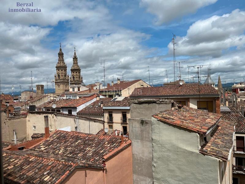 Foto 9a876328-026b-4dff-a5d6-3896017534ce. Piso  orientado al sur, con bonita terraza, seis hb y tres baños. en Logroño