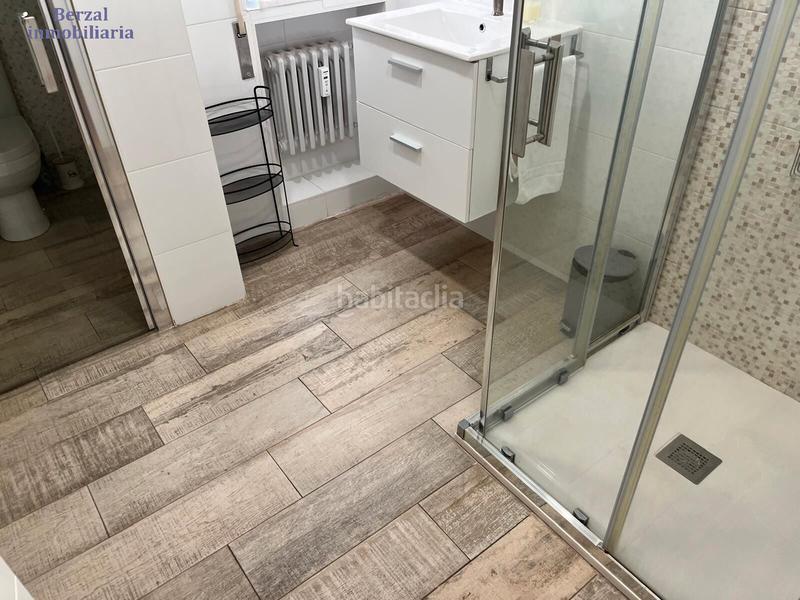 Foto c30c6eaa-f094-4a17-9c5a-72ebfdda34b4. Piso  orientado al sur, con bonita terraza, seis hb y tres baños. en Logroño