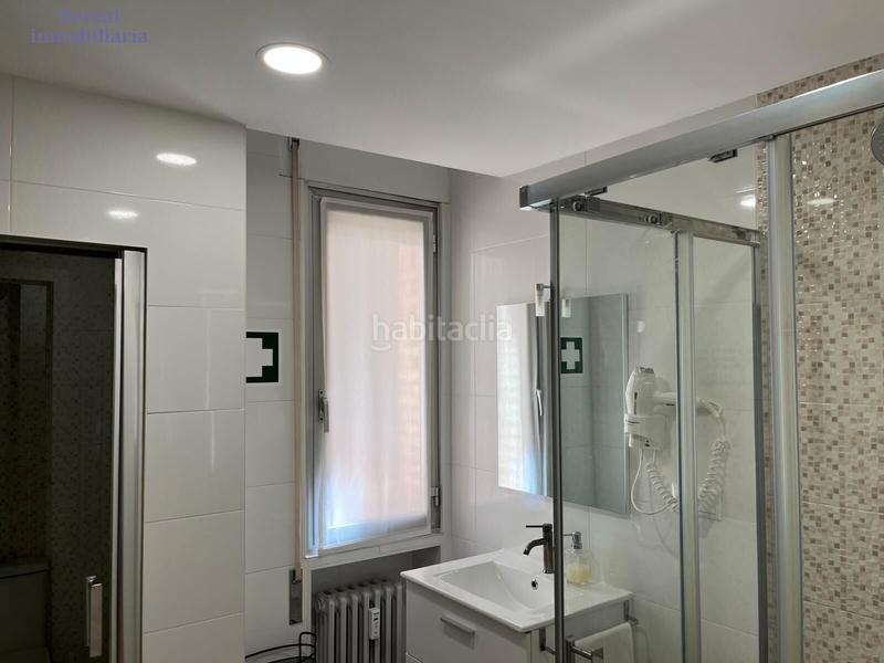 Foto d8cd6ac4-14b6-46f8-9a5e-8d4ab4712fb6. Piso  orientado al sur, con bonita terraza, seis hb y tres baños. en Logroño