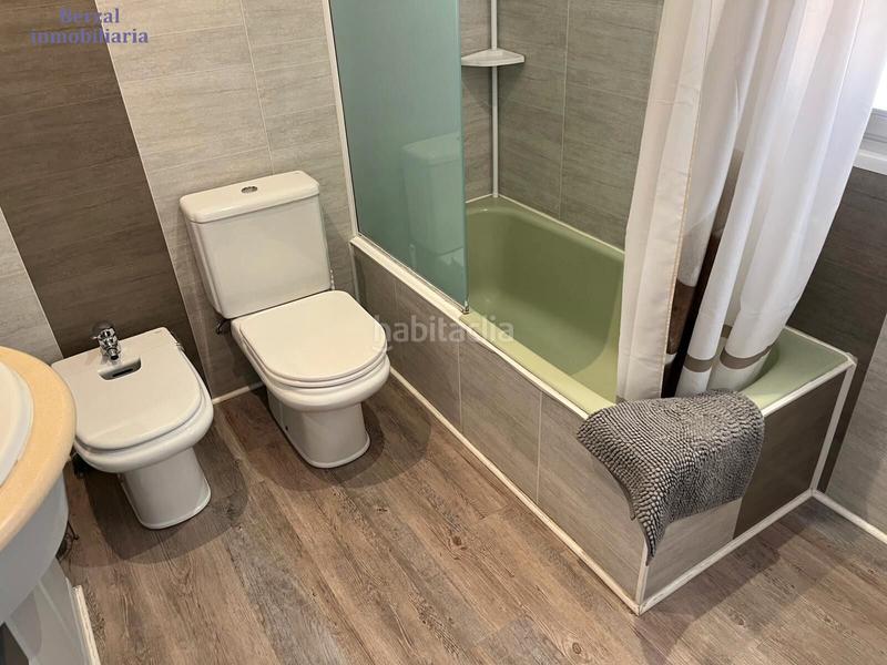 Foto deb77157-290a-49db-bcf5-8f0a3a052161. Piso  orientado al sur, con bonita terraza, seis hb y tres baños. en Logroño