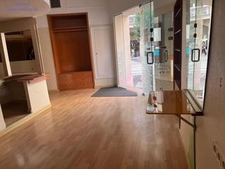 Location Local commercial  Calle de siervas de jesús. Local comercial en esquina en el centro de logroño