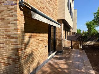 Planta baixa  Calle rio molinos. Bajo con jardín de un dormitorio, planta sótano, tipo loft. gara