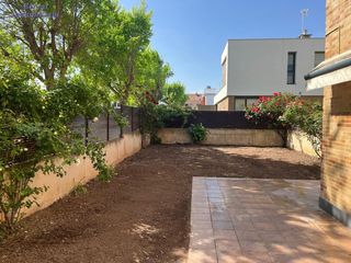Ground floor  Calle rio molinos. Bajo con jardín de un dormitorio, planta sótano, tipo loft. gara
