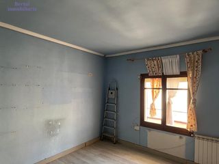 Piso  Calle duquesa de la victoria. Piso de tres dormitorios, baño con ventana, cocina y salón. inte