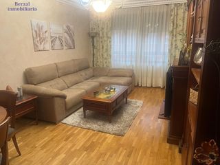Flat in Oeste. Extraordinaria vivienda de 4 habitaciones, garaje y 2 trasteros