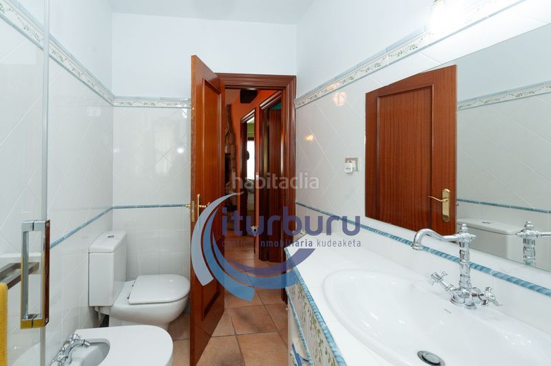 Foto 49002e15-e576-4acc-b5d6-a6fa99a30ddf. Casa amb calefacció aparcament a Zamudio