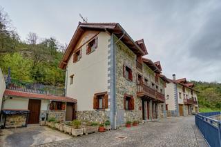 Pis en Garde - barrio iriburia 99. Buscas una escapada en el pirineo navarro? pues esta casita en g