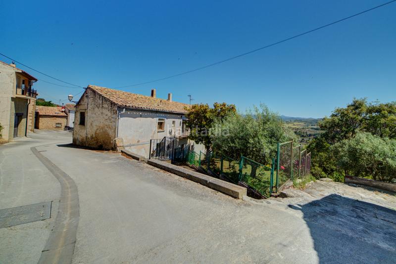 Foto e068a636-f31a-4854-9e04-def57bf51547. Casa unifamiliar independiente con jardin en Pueyo