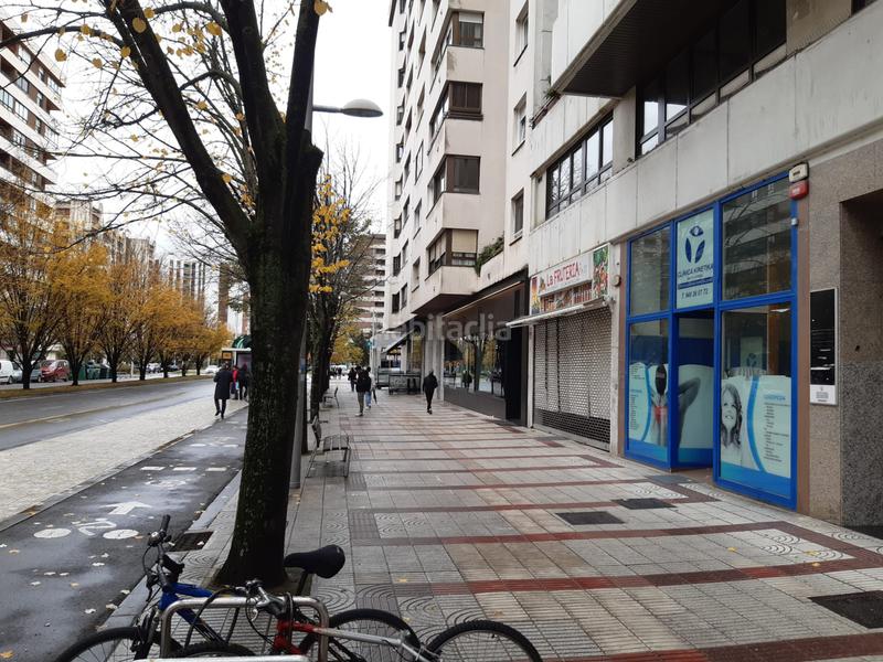 Foto 5f97aa81-14ff-4e56-9e5b-54d8f17525c0. Location local commercial dans pamplona-iruña - avenida pio xii 19 dans Pamplona / Iruña