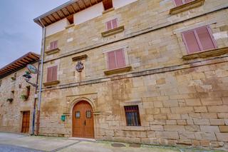 Casa adossada  Mañeru - esperanza. Se vende albergue con bar y restaurante al pie del camino de san