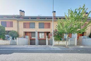 Casa adossada  Berriozar - ardantzeta 28. Adosado del año 2004, a estrenar , con buhardilla y jardín embal