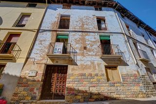 Haus in Falces. Amplia casa de 3 plantas con terraza, balcones y solar en pleno