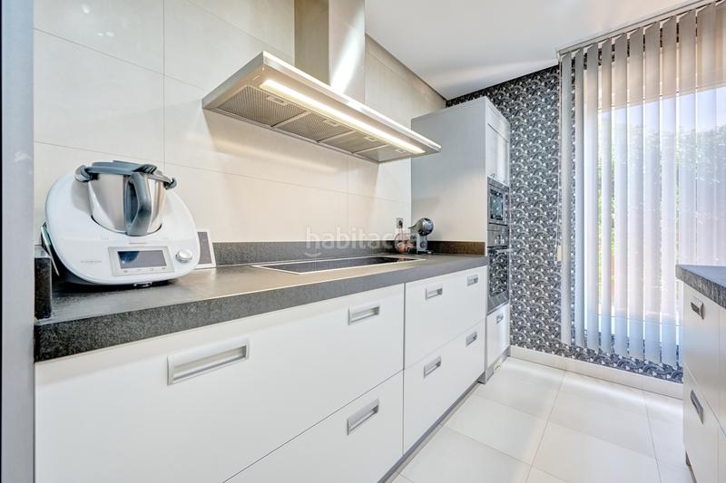 Foto 04b50608-444d-474d-96cb-81fd506ca54a. Haus mit heizung parking pool in Iza