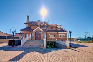 Maison à San Adrián. Villa con piscina en parcela de 6300 m2 en san adrian