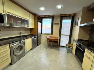 Lloguer Pis  Pamplona-iruña - calle carmen baroja nessi. Bonito piso en rochapea. se distribuye en amplio salón, cocina i