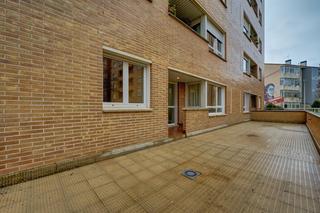 Appartement à Plaza francisco ardanaz 2. Piso en buen estado con terraza de 45m2, opc. garaje y trastero