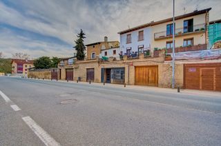 Local Comercial  Calle cerco nuevo  9. puente la reina-gares. Local  de 166m2 con bodega de 65 m2  apartamento a reformar  pis