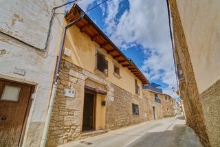 Casa adossada a Artajona. Casa con patio de 40 m2 en artajona