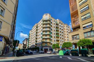 Etagenwohnung  Morea  1. burlada-burlata. Habitaciones muy amplias, techos altos, mucha luz, altura sexta