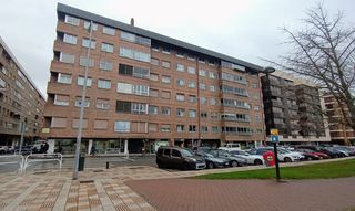 Rent Flat  Pamplona-iruña - calle travesia de acella. Piso 3 habitaciones frente a clínica y cima con calefaccion cent