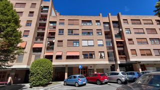 Miete Etagenwohnung  Burlada-burlata - ezpondoa 14. 3 dormitorios, baño, aseo y garaje, juanto al parque uranga