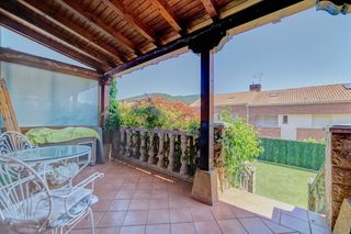 Casa adossada  Arre - calle anoz  arre. Precioso unifamiliar en la mejor zona de arre