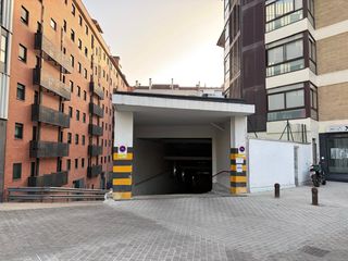 Aparcament cotxe  Avda. zaragoza . pamplona-iruña. Venta de plaza de garajealmacén cerrado en excelente ubicación.