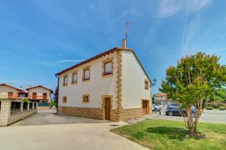 Casa  Esquiroz - plaza del concejo 1. En pleno corazón de la cendea de galar, en el pueblo de eskiroz