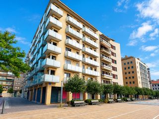 Flat  Ansoáin - calle loza 2. Piso en ansoain con dos balcones, garaje y trastero
