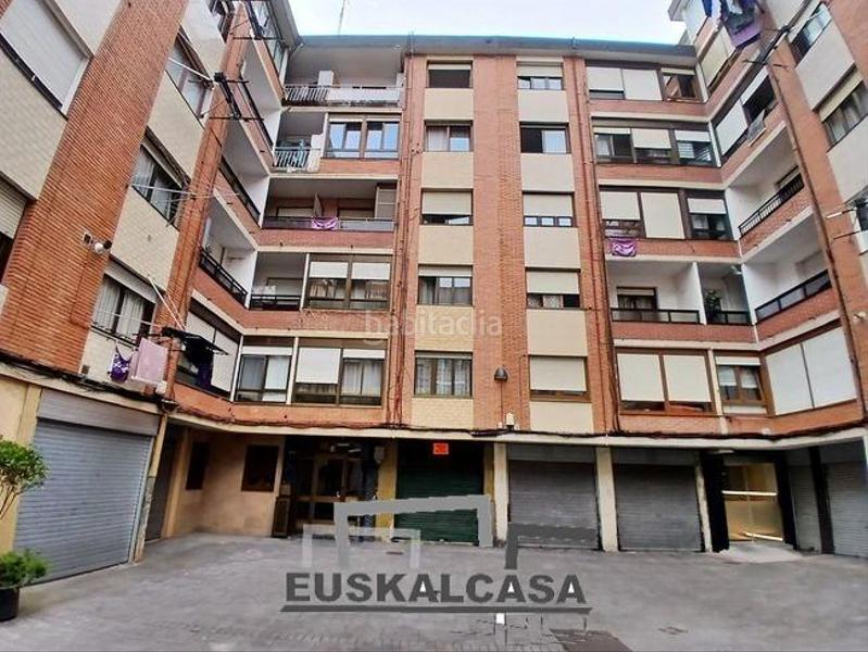 Foto bce9ef37-a8f9-4a4f-94f7-5a7feefe05f6. Local comercial ideal para txoko y con posibilidad de hacer vivienda en Santurtzi