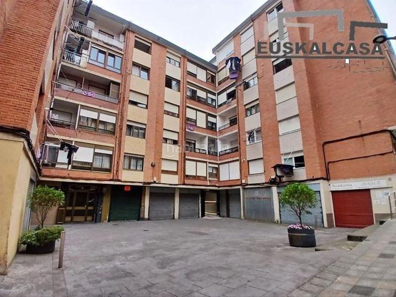 Foto d37fab91-677a-4cb2-b9a6-723e4f962675. Local comercial ideal para txoko y con posibilidad de hacer vivienda en Santurtzi