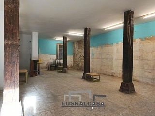 Local Comercial en Casco Viejo. Lonja comercial a un paso del casco viejo