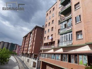 Appartement à Rekalde Centro. Amézola. exterior total. gran terraza. para reformar