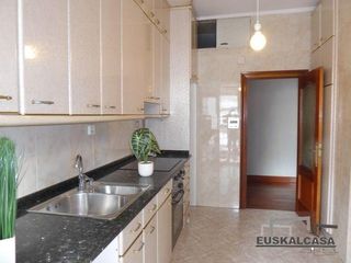 Flat in Rekalde Centro. Amézola. exterior total. gran terraza. para reformar