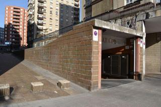 Parking voiture  Bilbao - sancho de azpeitia kalea. Se vende parcela de garaje en la ribera de deusto, junto al puen
