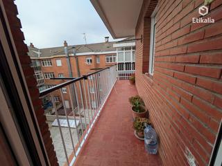 Lloguer Pis  Vitoria-gasteiz - reyes de navarra. Piso de tres habitaciones, un baño trastero y terraza en reyes d