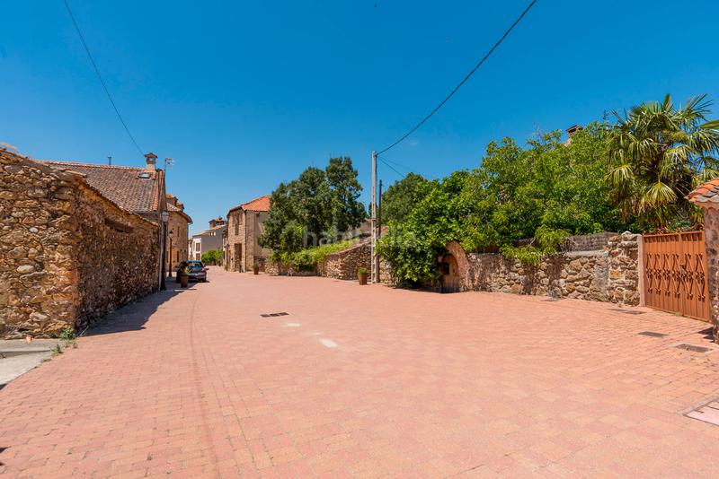 Foto dab83503-f3c9-4495-86ef-a915a69cefcc. Casa amb xemeneia calefacció a Sotosalbos