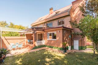 Casa aparellada  Calle del azabache. Chalet pareado en pozuelo de alarcon, madrid