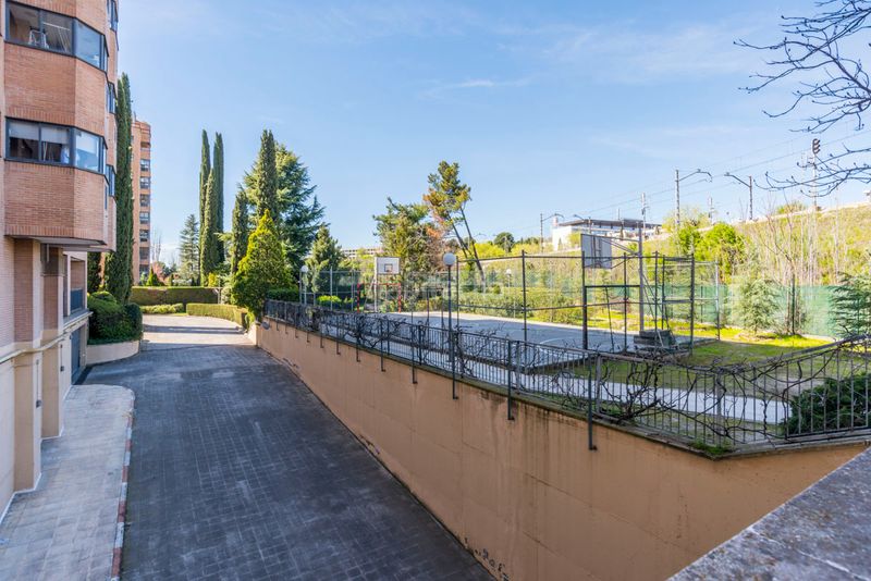 Foto a43d11c8-389e-4976-8771-a39e55853d31. Pis amb calefacció aparcament piscina a Mirasierra Madrid