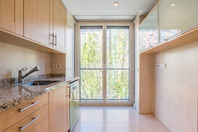 Foto 52d29605-0891-43fb-bf84-dae00bca5772. Pis amb calefacció aparcament piscina a Acacias Madrid