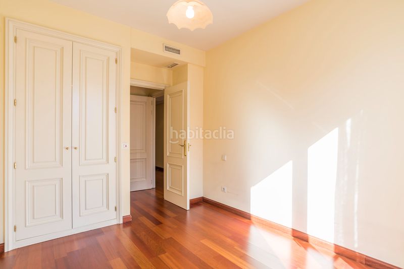 Foto c4aecbd5-71a8-48e1-9693-79c902d243d9. Pis amb calefacció aparcament piscina a Acacias Madrid