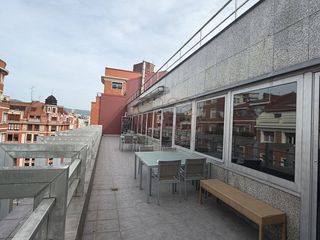 Büro in Poza lizentziatuaren kalea 55. En casa de ana vende oficina de 366m2 con 4 parcelas de garaje c