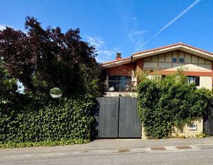 Casa pareada  Fano auzoa. Alquilado chalet bifamiliar con piscina