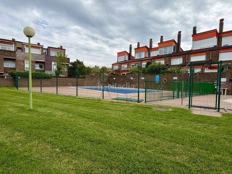 Foto 4ba8feca-e249-47c6-8ea7-b546e6ff6c68. Casa adossada amb calefacció aparcament piscina a Leioa