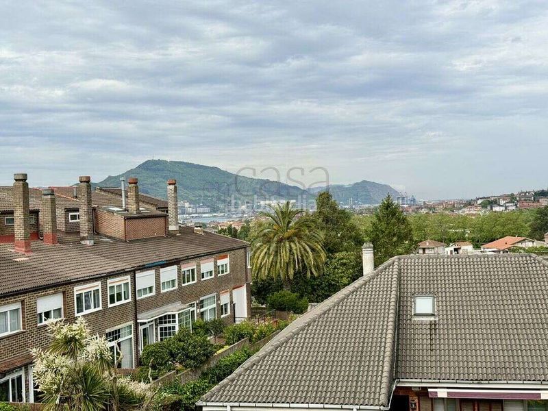 Foto 55285d84-de54-457f-afb1-9b6e87e7a2c0. Casa adossada amb calefacció aparcament piscina a Leioa